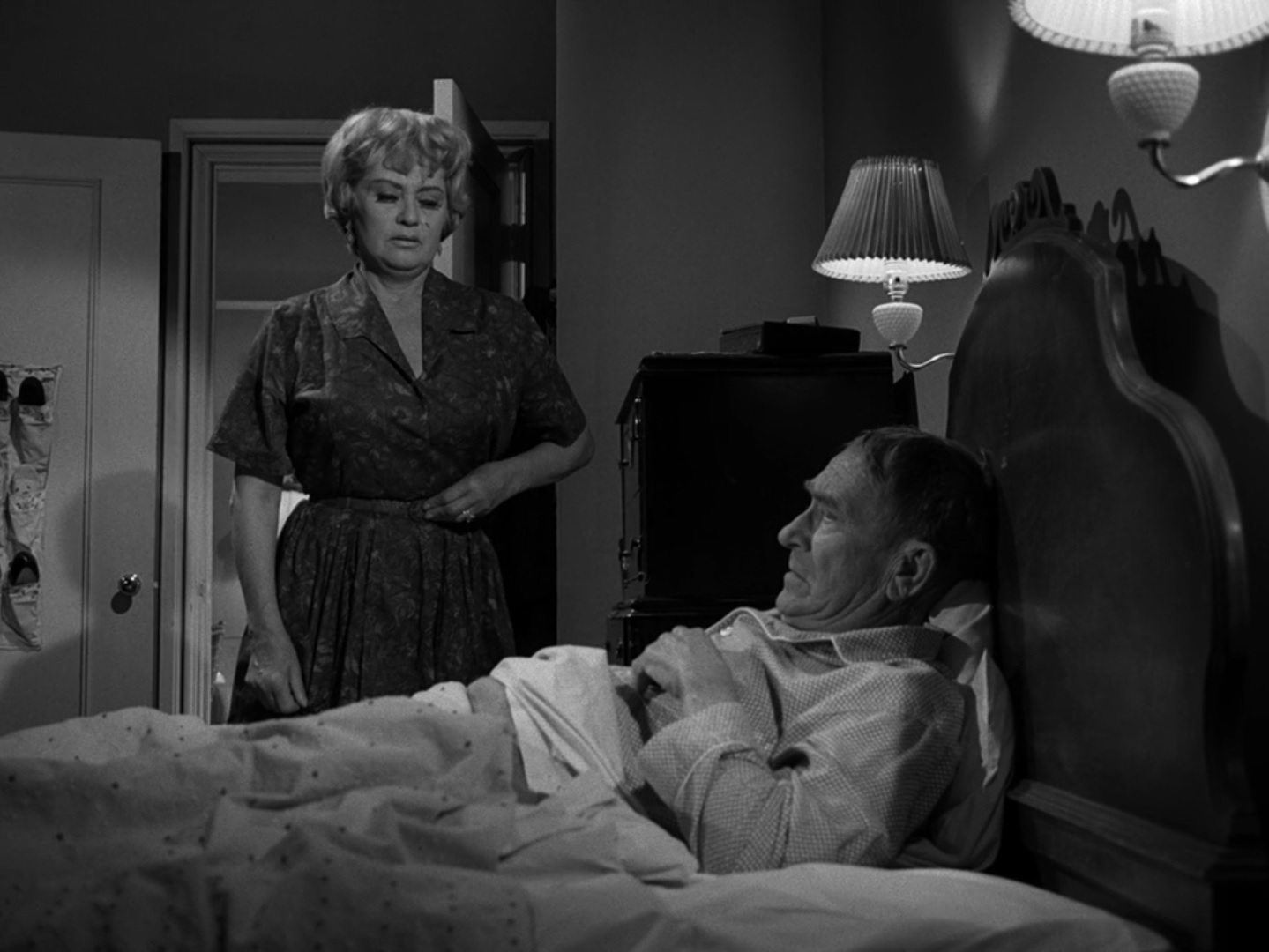 The-Twilight-Zone-Whats-in-the-Box-3