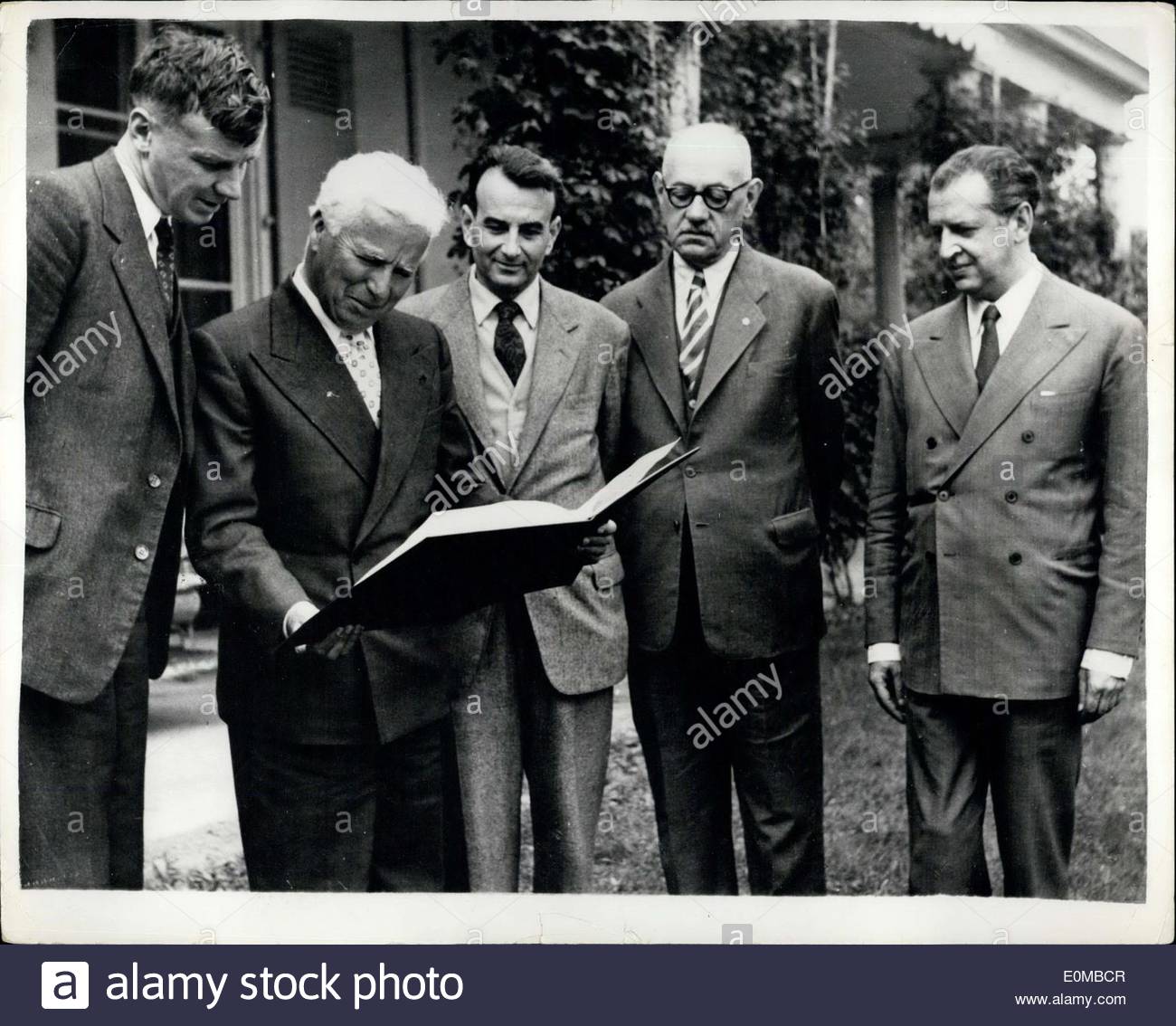 jun-05-1954-charlie-chaplin-receives-5000-prize-of-the-world-peace-E0MBCR