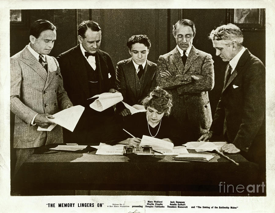 mary-pickford-signing-united-artists-bettmann