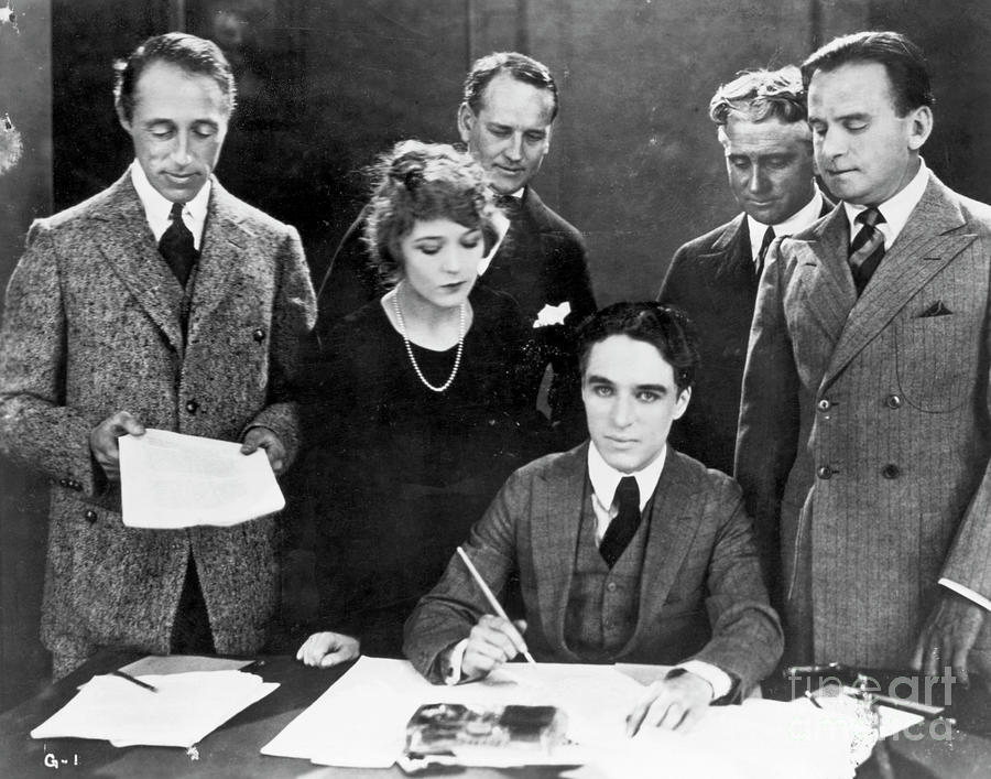 stars-signing-united-artists-contracts-bettmann