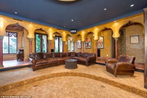 article-0-1FCBE05800000578-763_964x641